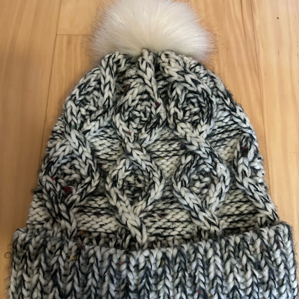 Loft: OS: Cable Stitch hat with infinity style matching scarf - Picture 4 of 5